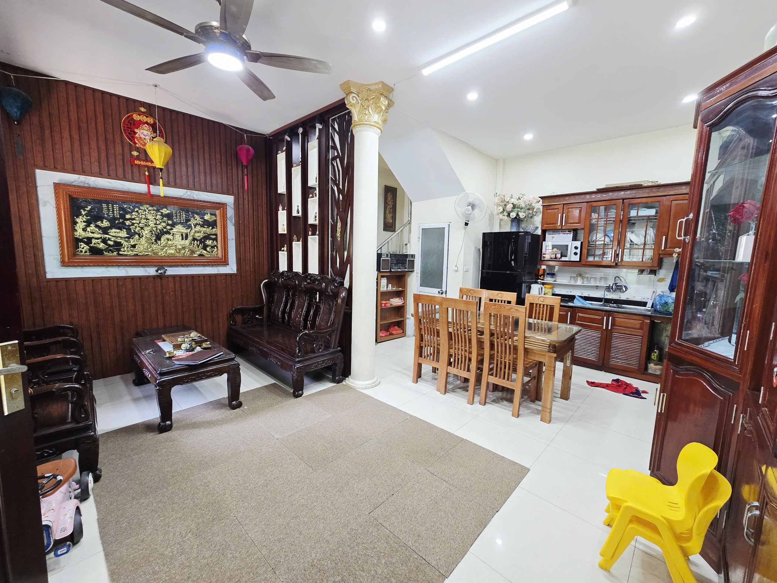 Bán nhà Vũ Đức Thận – Long Biên | 43m² | 4 tầng | Mặt tiền 5.5m Lô góc 2 mặt thoáng – Nhà dân xây chắc chắn – 50m ra phố – Cửa sổ mở 2 bên cực sáng