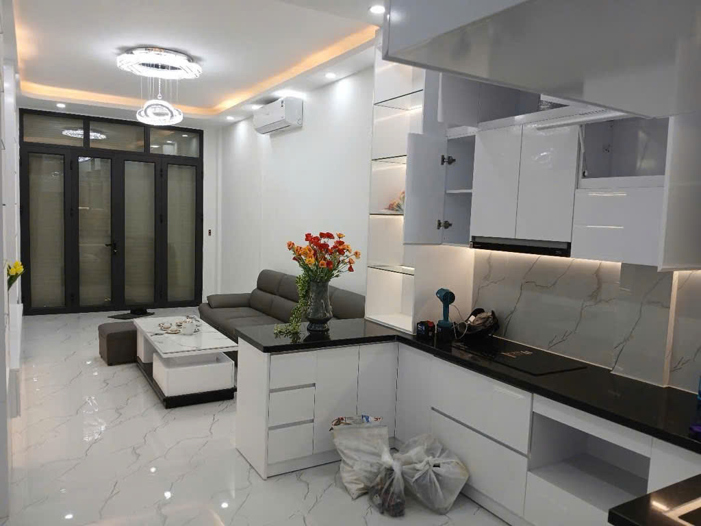 Bán nhà phố Nguyễn Phúc Lai | 10 bước ra phố, Gần hồ, 40m², 5 tầng, thang máy, Giá 12.5 tỷ