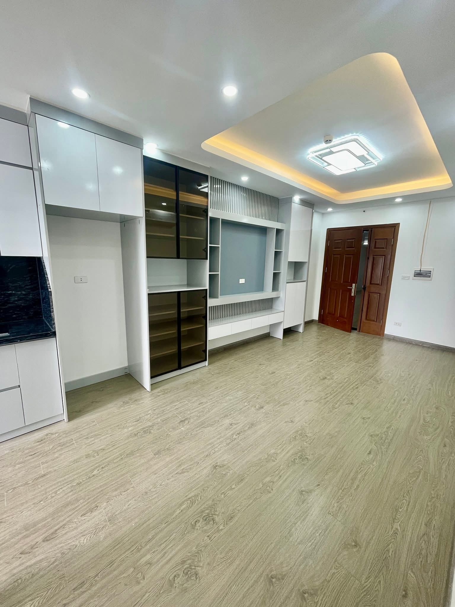 Chủ cần bán căn hộ chung cư đường Nguyễn Phong sắc tầng trung 76m2 thiết kế 3 ngủ 2wc 1 khách 1 bếp. Vào ở luôn