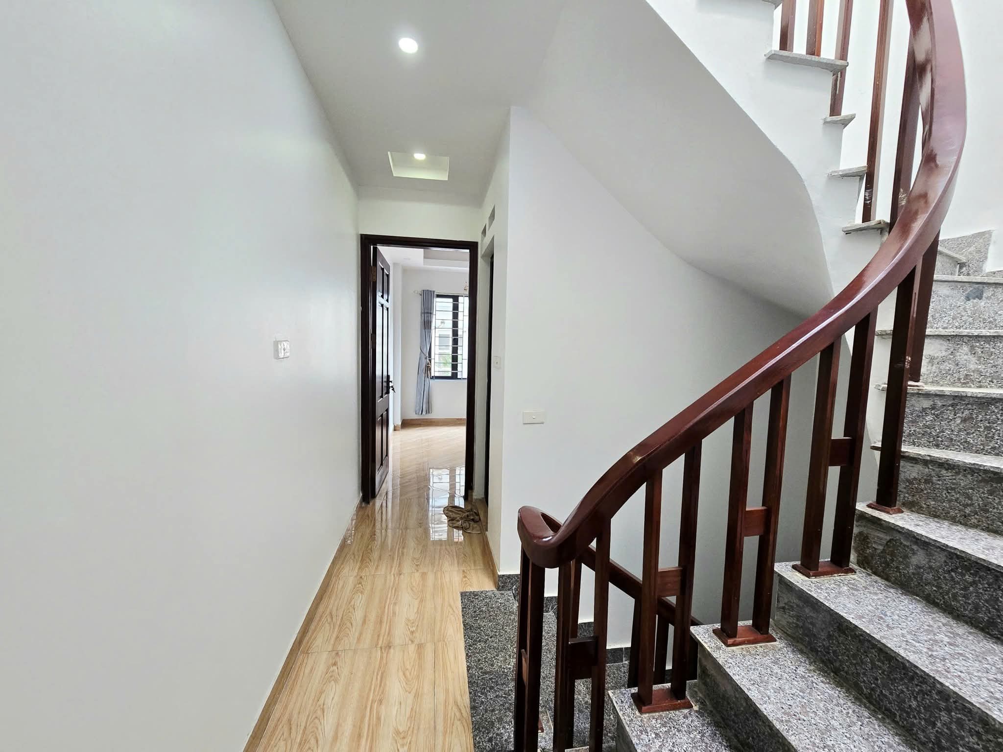 Bán nhà đường lạc Long Quân 34m2 full nội thất 5 tầng giá 9,25tỷ