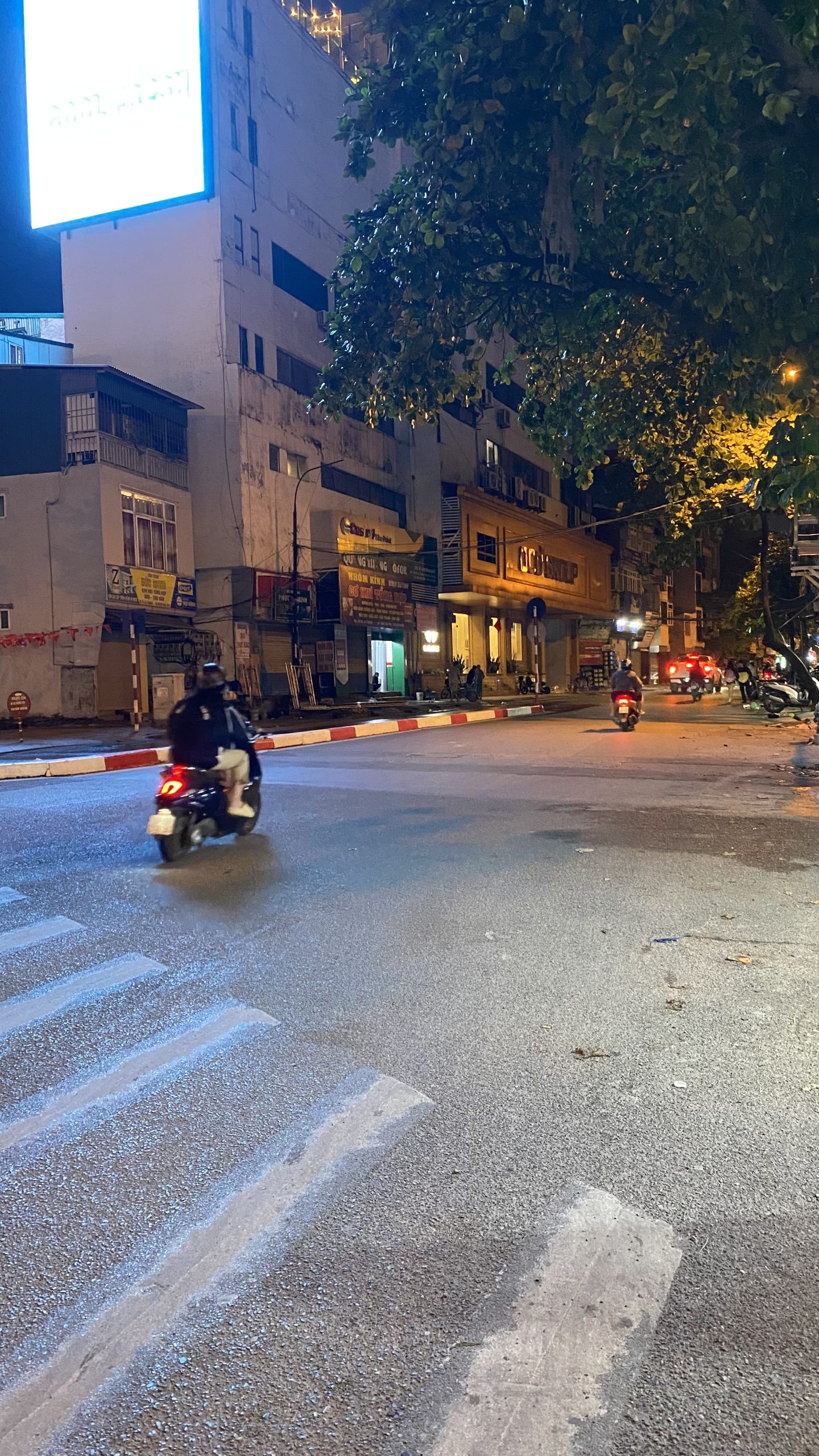 MẶT PHỐ ĐÊ LA THÀNH TO.GẦN NGÃ TƯ Ô CHỢ DỪA HÀO NAM . LÔ GÓC 3 MẶT - KINH DOANH TẤP NẬP MT 5,4 M 74 M 3 TẦNG