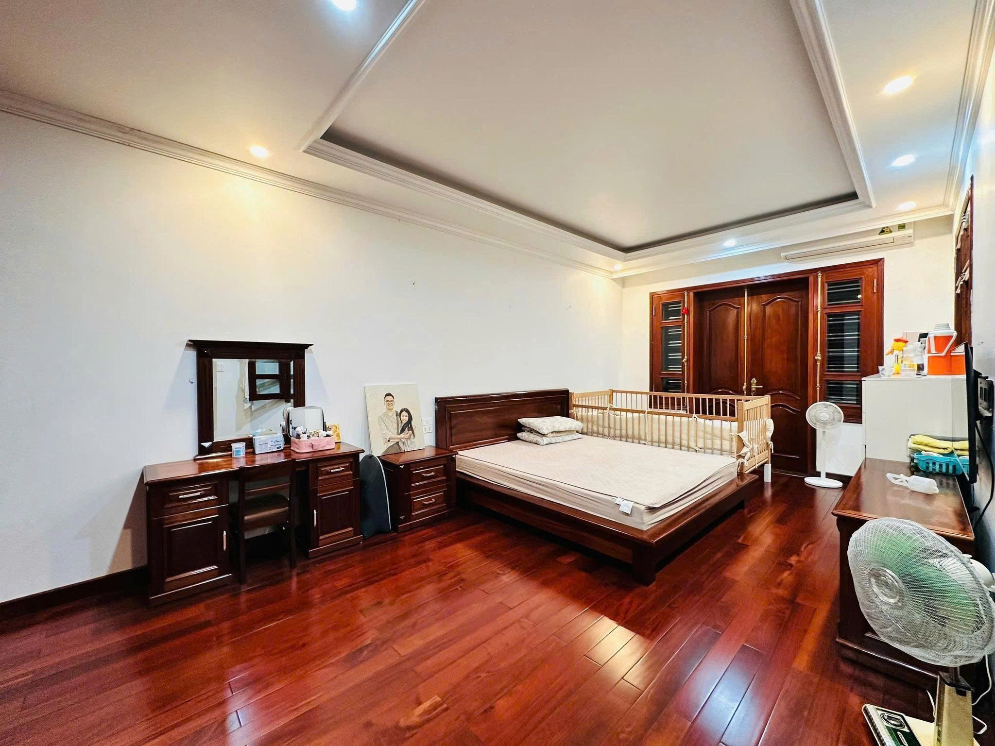 Vị trí đỉnh phố Hoàng Cầu 80m2, 5 tầng trước nhà rộng 400m2, mặt tiền 6m giá 45 tỷ gần Hồ