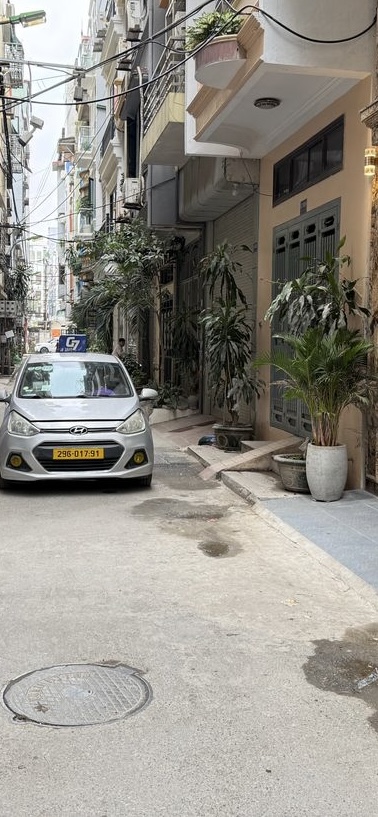 Bán Nhà Phố Trần Quốc Hoàn 7 Tầng Thang Máy, Ô Tô Vào Nhà – 21,7 Tỷ