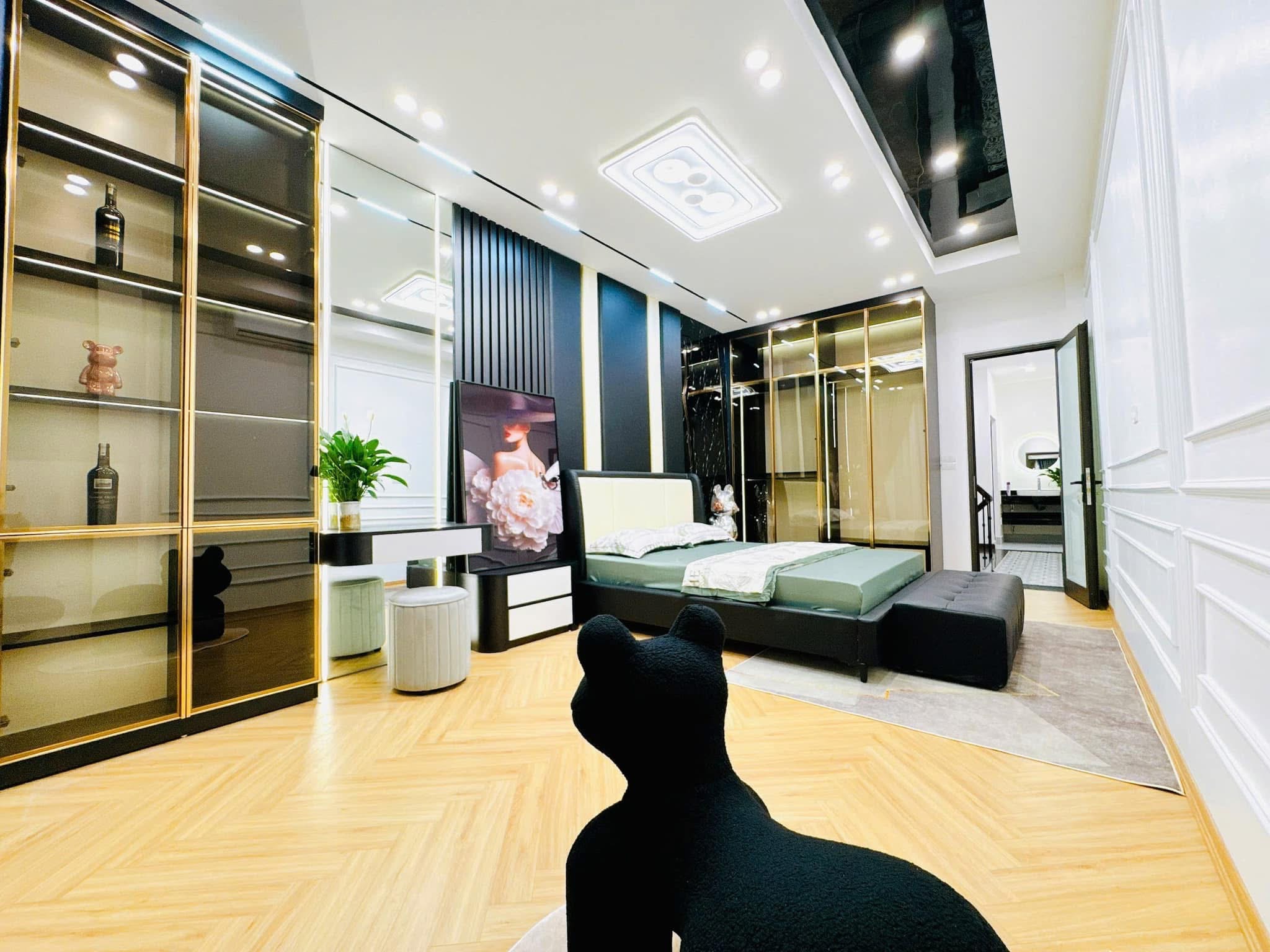 NHÀ ĐẸP- Ở NGAY- SÁT PHỐ- 6 TẦNG- THÔNG SÀN- THANG MÁY- PHỐ TRẦN DUY HƯNG CHỈ 16 TỶ.