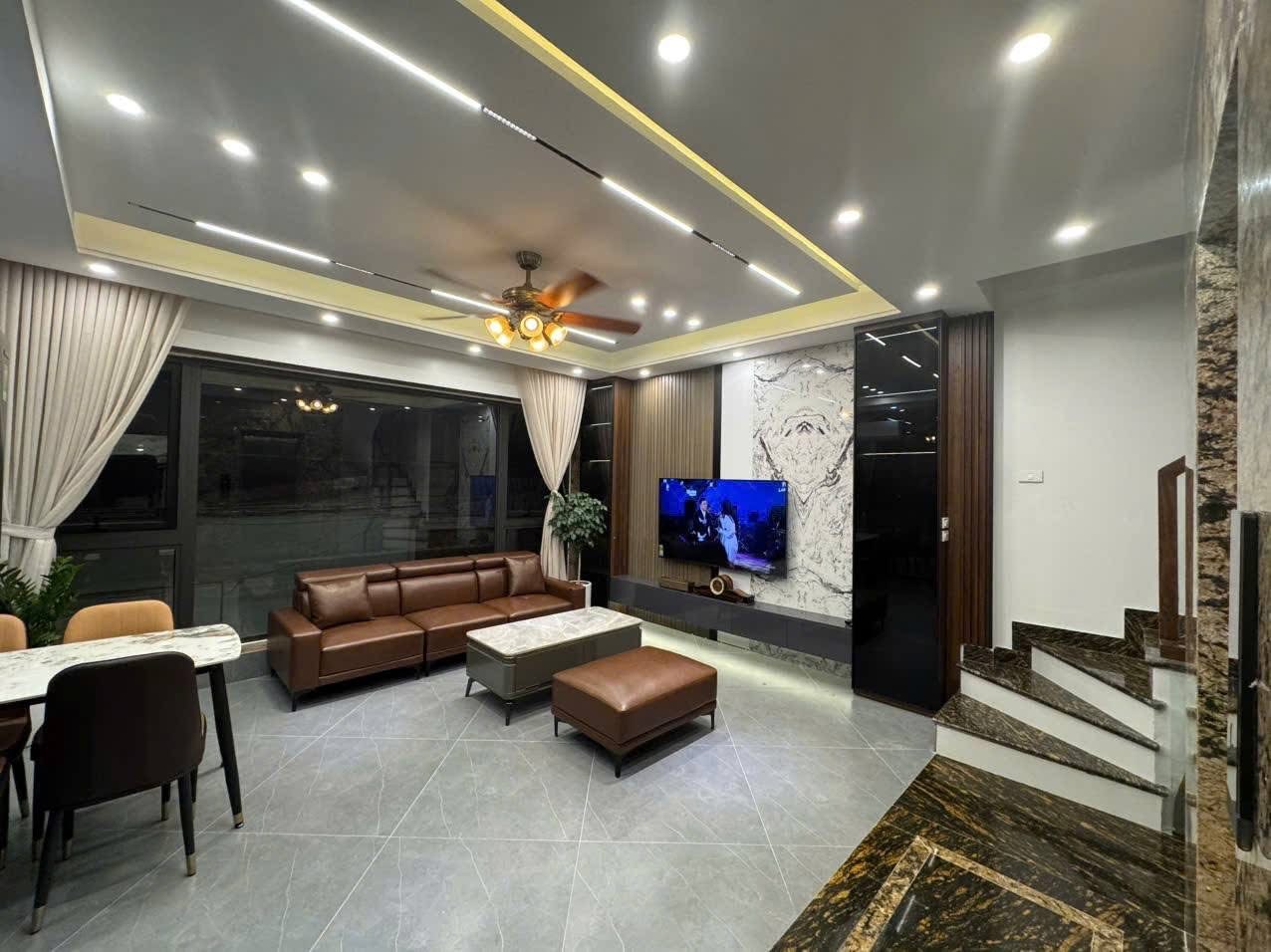 NHÀ PHÂN LÔ- SÁT PHỐ- VỊ TRÍ ĐẮC ĐỊA- VỪA Ở VỪA KINH DOANH- Ô TÔ TRÁNH- PHỐ ĐỖ QUANG.