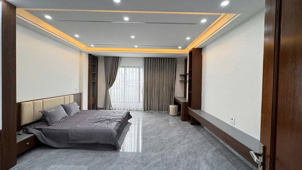 NHÀ PHÂN LÔ- NGÕ THÔNG- SÁT PHỐ- VỈA HÈ- Ô TÔ TRÁNH- Ở SƯỚNG- PHỐ HOÀNG NGÂN CẦU GIẤY.