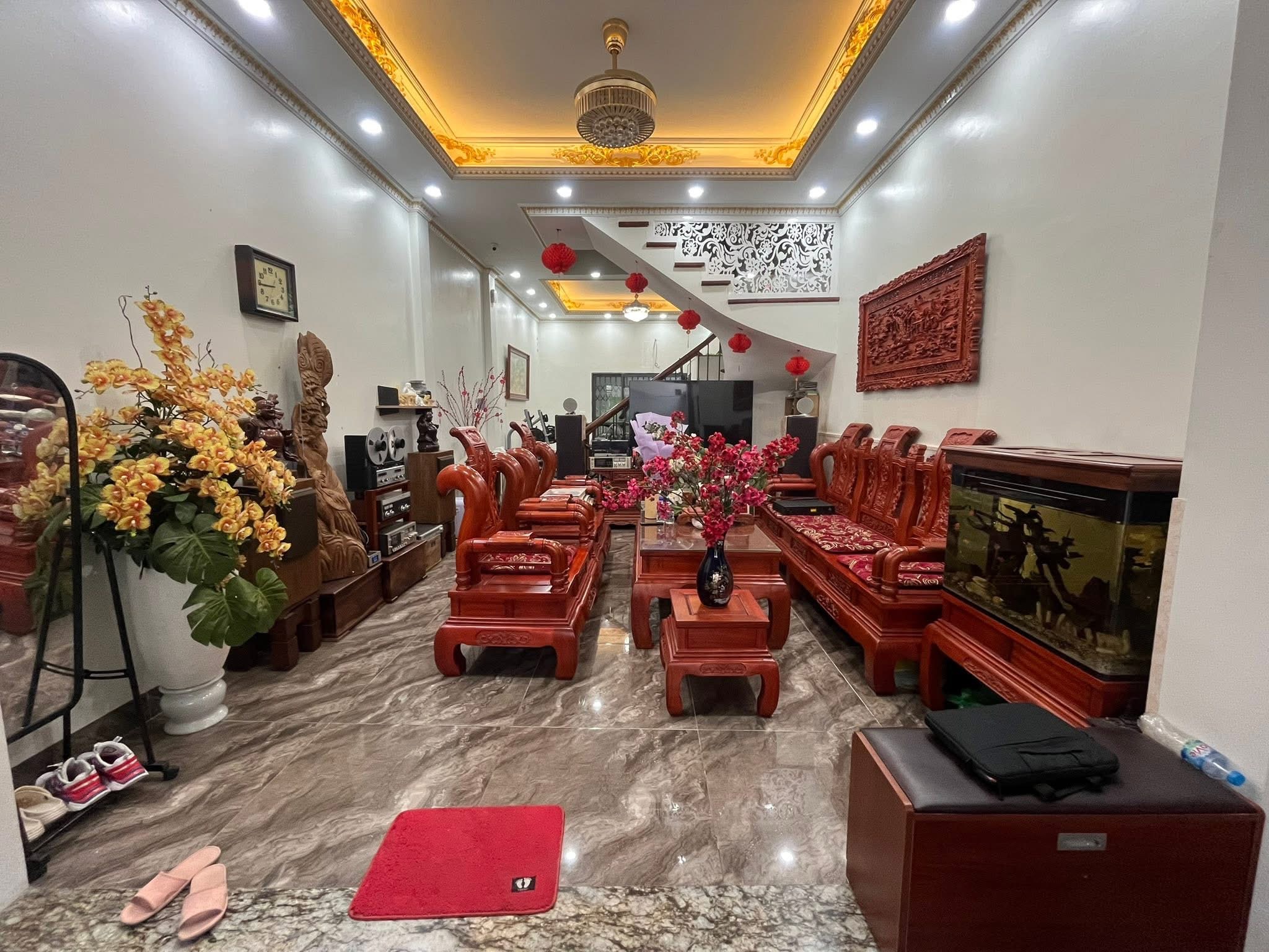 NHÀ VỊ TRÍ ĐẸP- VỪA Ở VỪA KINH DOANH- NGÕ THÔNG- VỈA HÈ- Ô TÔ TRÁNH- PHỐ NGUYỄN THỊ ĐỊNH.