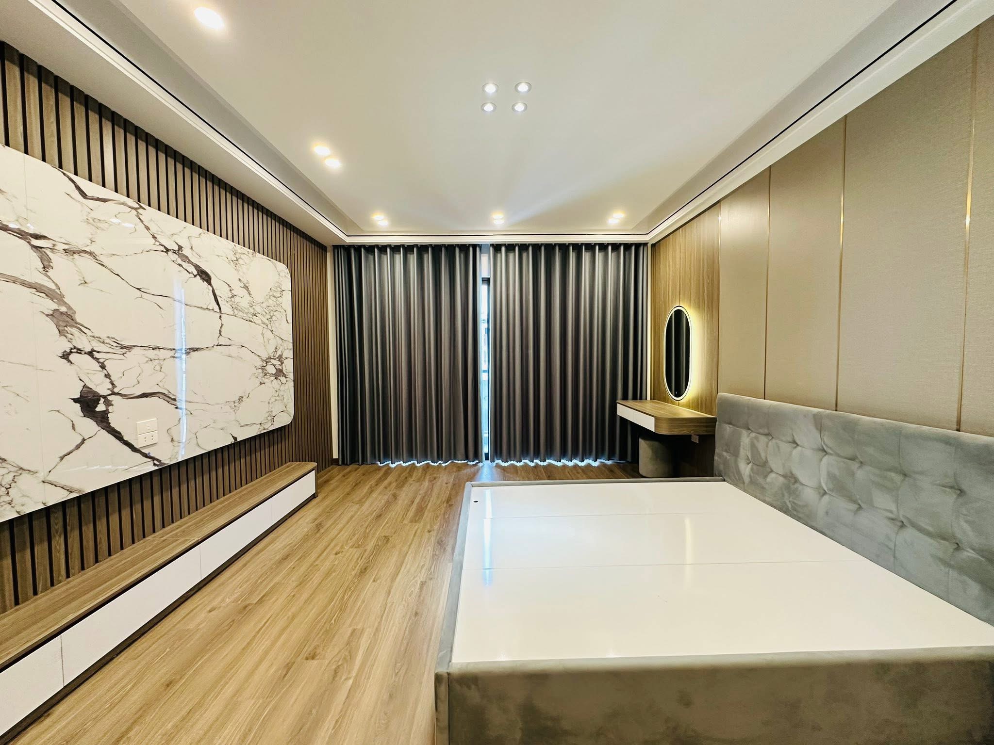 NHÀ MẶT TIỀN TO- VỊ TRÍ ĐẸP- KINH DOANH ĐỈNH- NGÕ THÔNG- VỈA HÈ- Ô TÔ TRÁNH- PHỐ TRUNG YÊN.