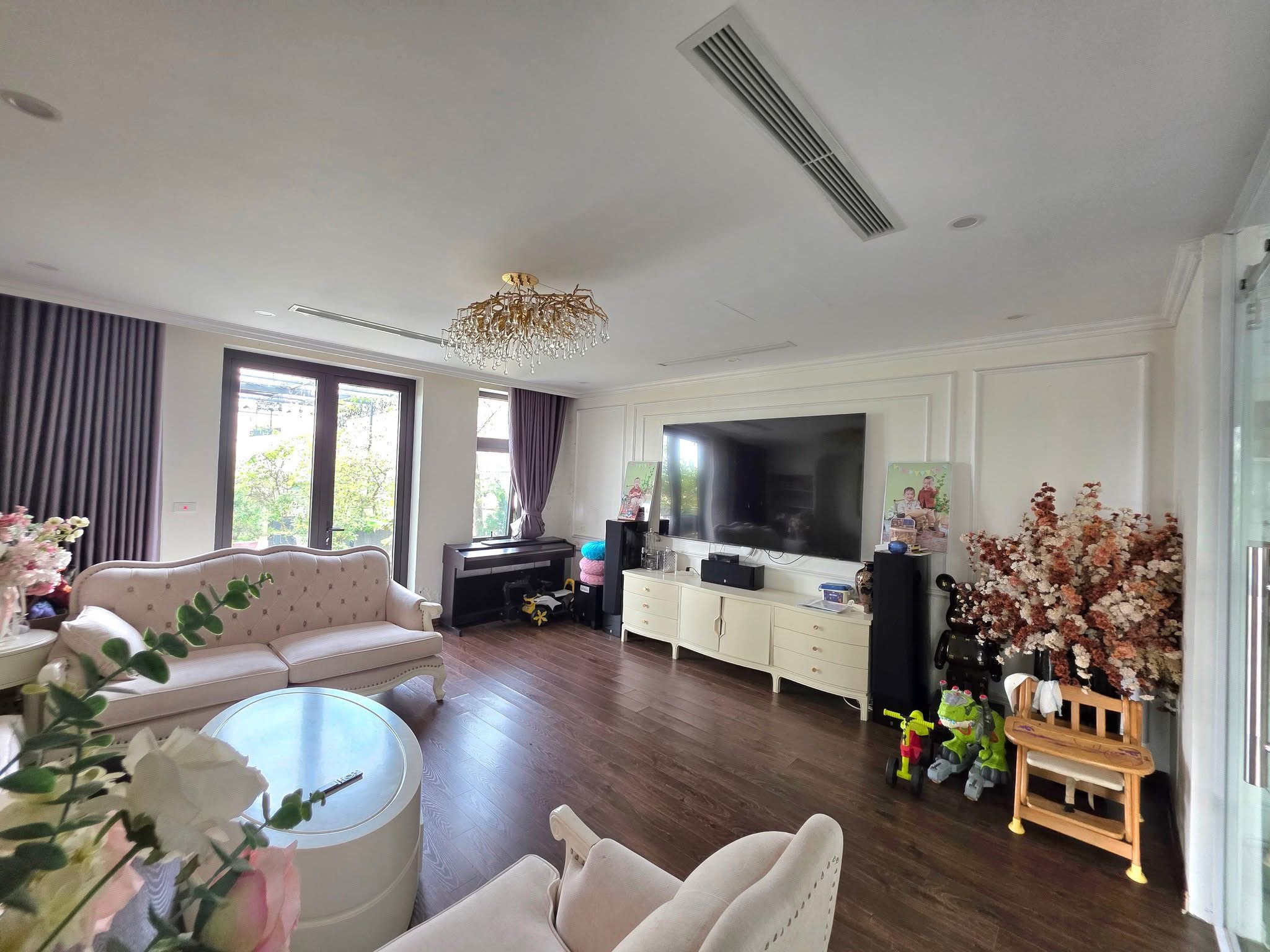 NHÀ ĐẸP- NỘI THẤT XỊN- THÔNG SÀN- THANG MÁY- Ở NGAY- VỈA HÈ- Ô TÔ TRÁNH- PHỐ VŨ PHẠM HÀM.