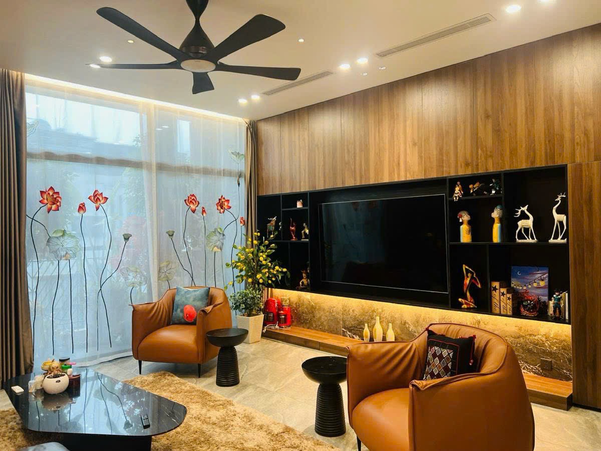 NHÀ ĐẸP- PHÂN LÔ- DT 50M- 7 NGỦ- 2 THOÁNG- Ở SƯỚNG- VỈA HÈ- Ô TÔ TRÁNH- PHỐ TRUNG KÍNH.