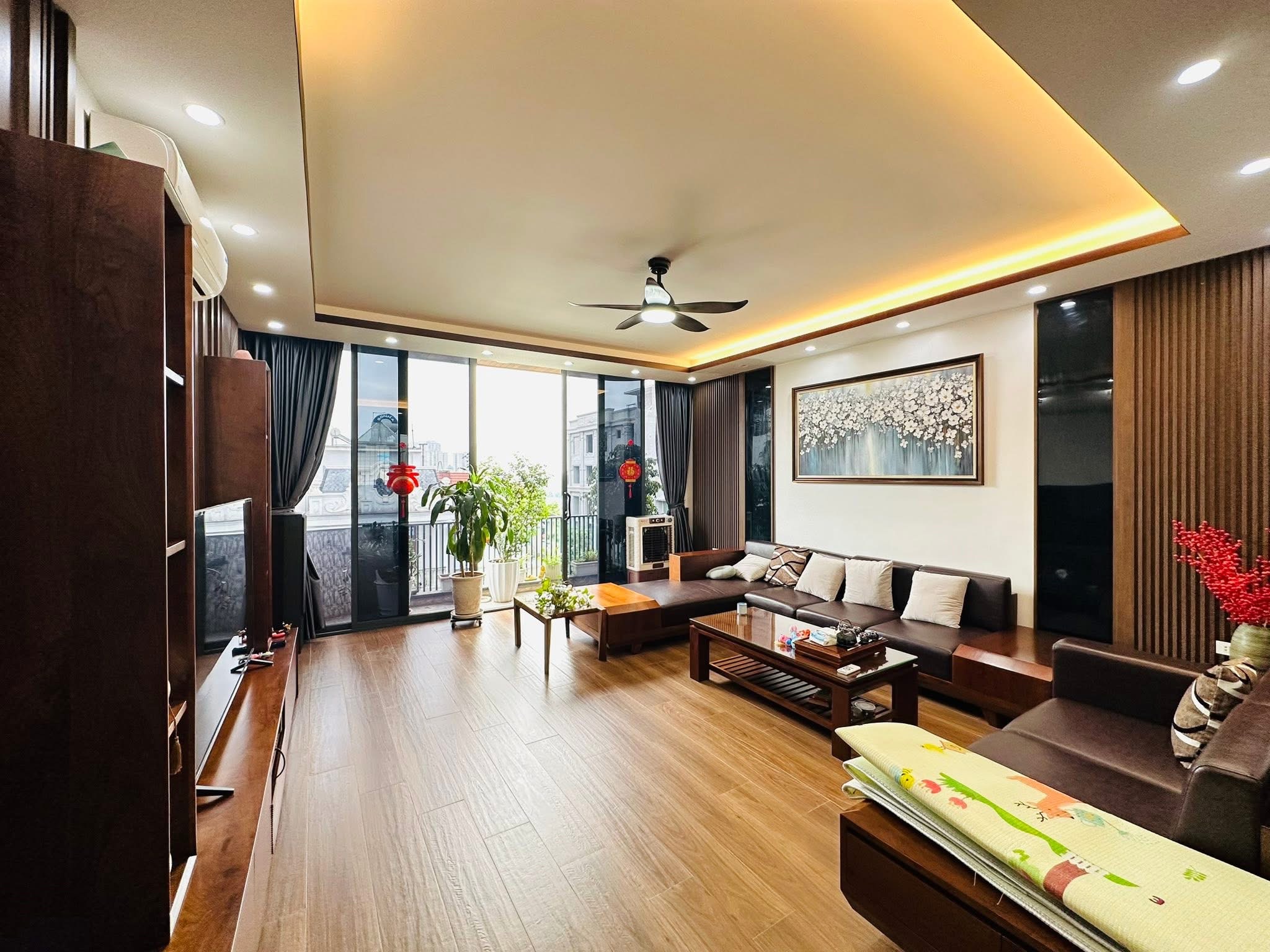 NHÀ VỊ TRÍ ĐẸP- DT 57M- MT 5M- VỈA HÈ- Ô TÔ TRÁNH- KINH DOANH ĐỈNH- PHỐ TRẦN KIM XUYẾN.