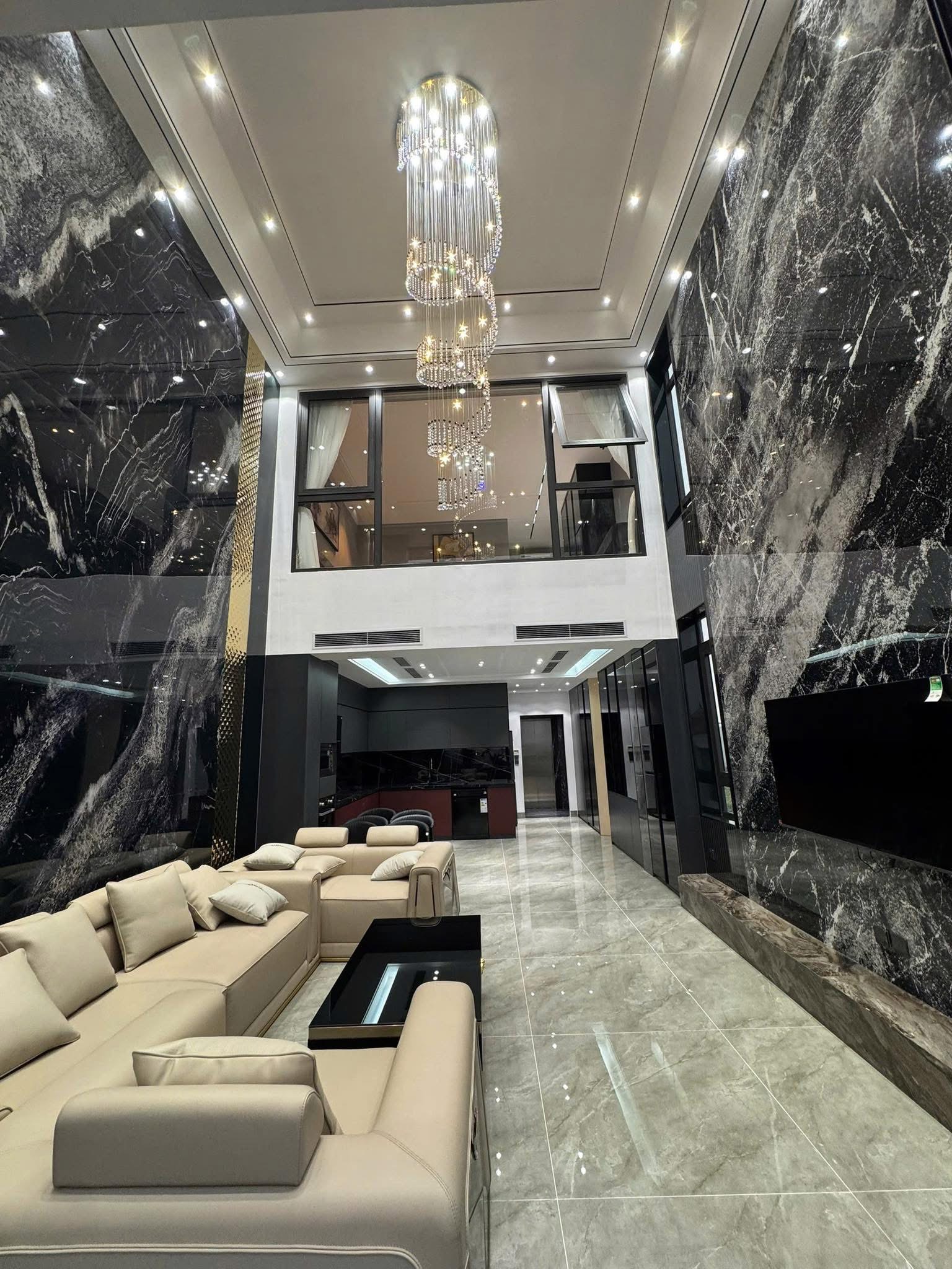 NHÀ PHÂN LÔ- 7 TẦNG- THANG MÁY- THÔNG SÀN-2 THOÁNG- Ở NGAY- GARA Ô TÔ- PHỐ TRUNG KÍNH.