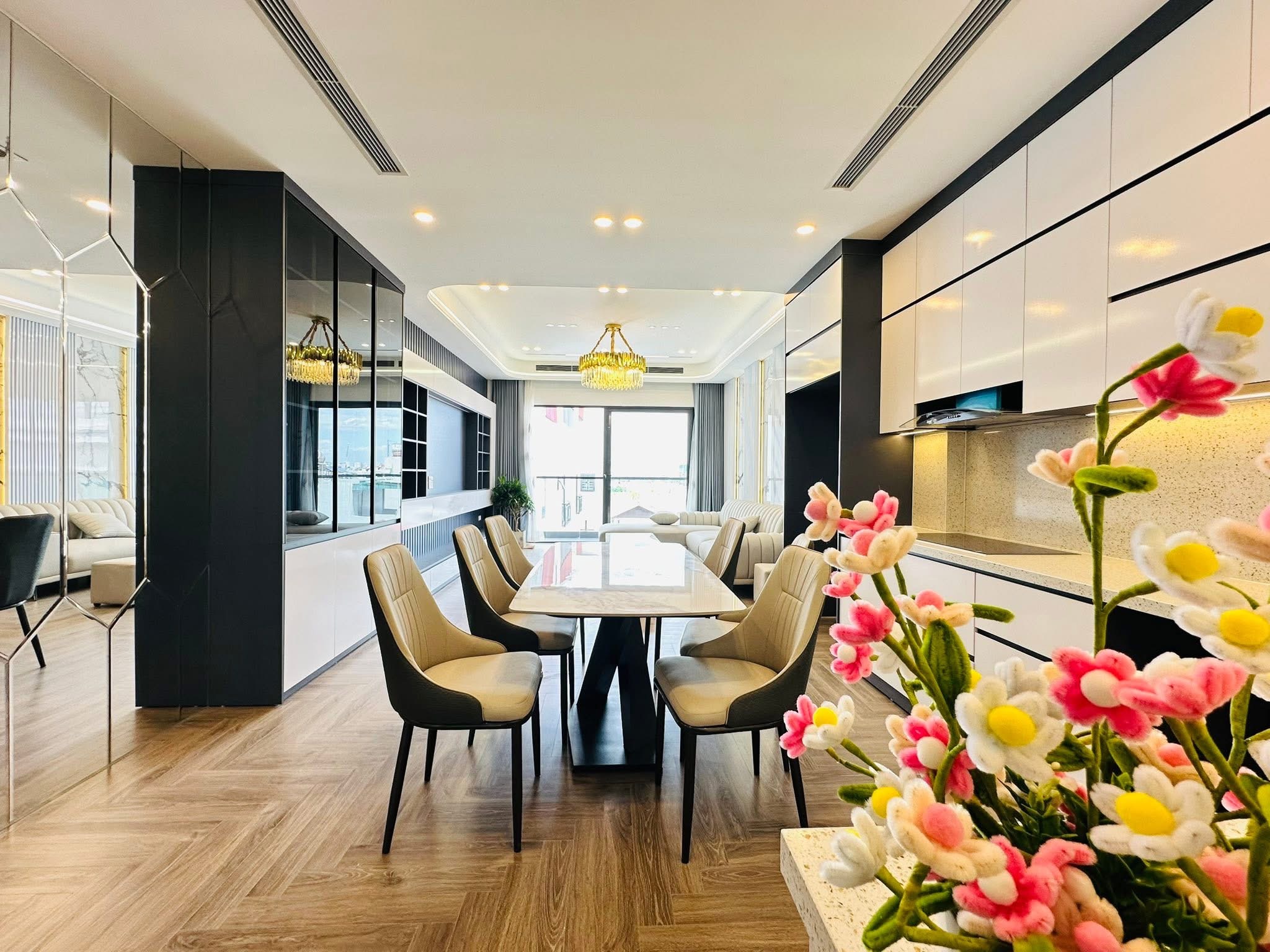 NHÀ VỊ TRÍ ĐẸP- DT 66M- 5 TẦNG- VỈA HÈ- Ô TÔ TRÁNH- KINH DOANH ĐỈNH- PHỐ NGUYỄN THỊ ĐỊNH.