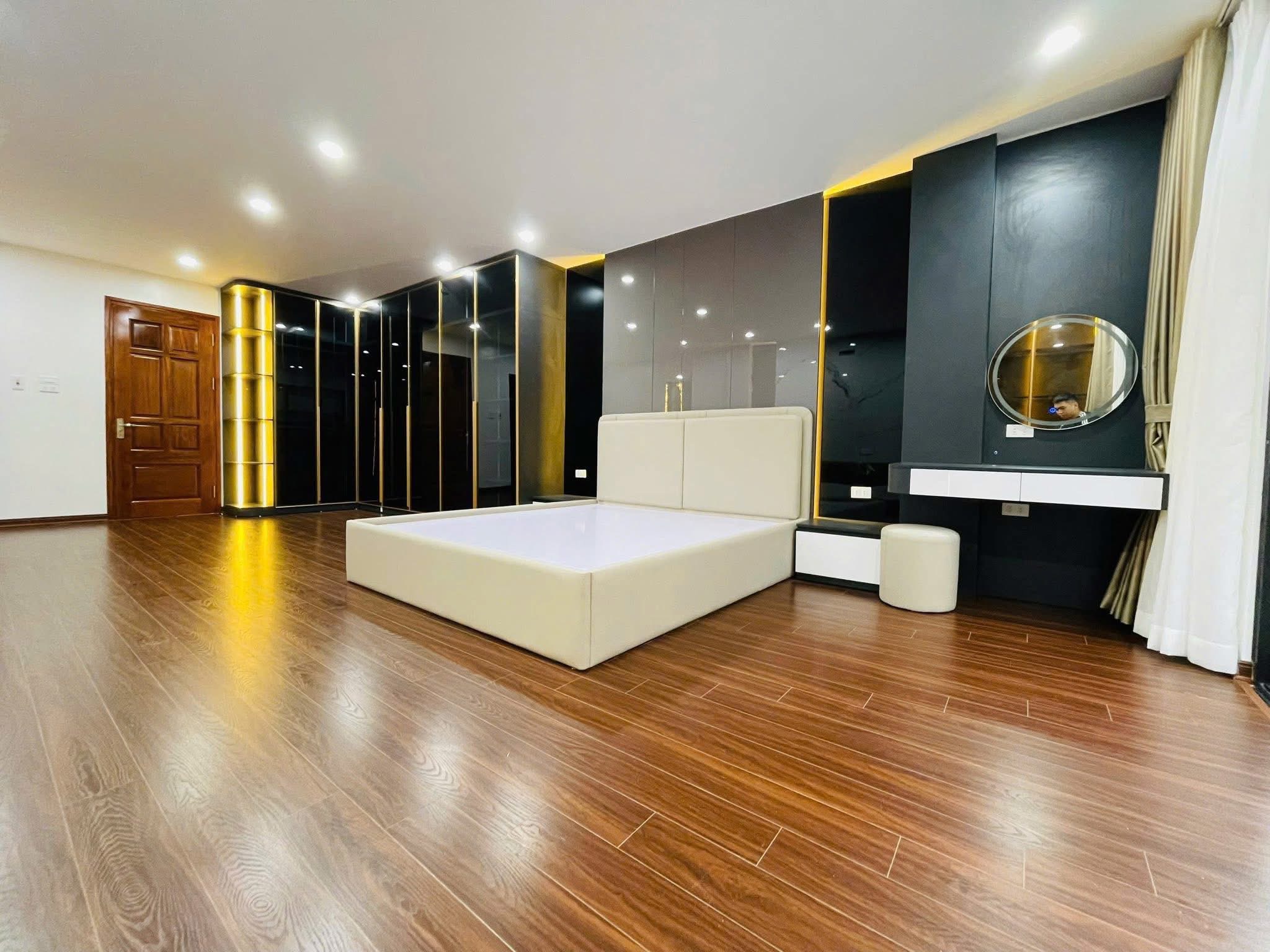 NHÀ VỊ TRÍ ĐẸP- Ở NGAY- MT 5M- 5 TẦNG- 7 NGỦ- VỈA HÈ- Ô TÔ TRÁNH- PHỐ TRUNG KÍNH TO.