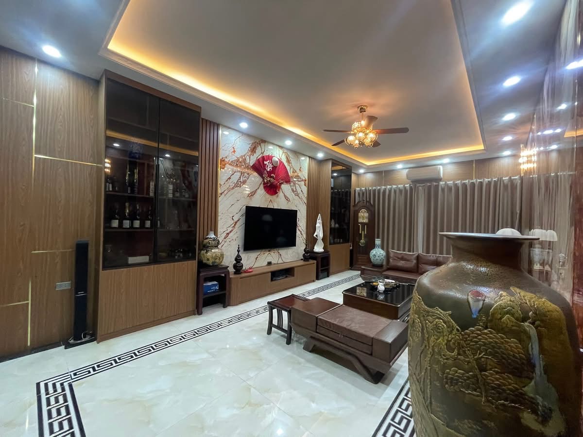 NHÀ PHÂN LÔ- 5 TẦNG- 7 NGỦ- Ở NGAY- SÁT PHỐ- VỈA HÈ- Ô TÔ TRÁNH- PHỐ TRẦN KIM XUYẾN.