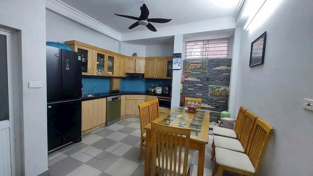 Chính chủ bán căn hộ chung cư đường Nguyễn Phong sắc 52m2 2 ngủ 1wc 1 khách 1 bếp. Vào ở ngày giao dịch trong ngày. Siêu hiếm siêu hiếm