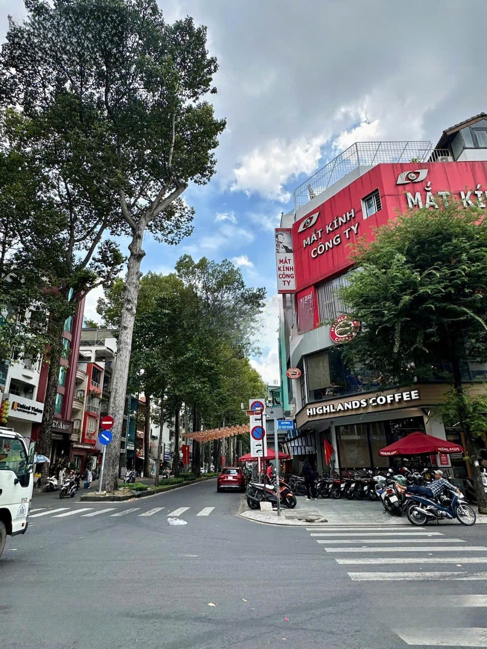 Bán Nhà Đường Sư Vạn Hạnh Q.10 - 55m² x 3 Tầng - 10m Ra Mặt Tiền - Hoàn Công Đủ - 8,5 Tỷ Chính Chủ Đứng Tên Trang Bìa Nhà Đang Ở Phòng Giặt - 4PN - 4WC