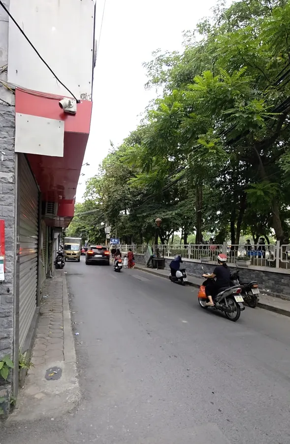 VỊ TRÍ VÀNG – OTO ĐỖ CỬA – ĐỐI DIỆN HỒ NAM ĐỒNG KHÔNG GIAN THOÁNG ĐÃNG . SẠCH SẼ MÁT MẺ