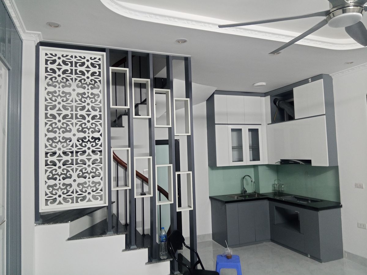 NHÀ MỚI ĐẸP THÔNG THOÁNG TRÀN NGẬP ÁNH NẮNG GẦN PHỐ NGÕ THÔNG. SÂN ĐỂ XE RIÊNG NGÀY ĐÊM 31M