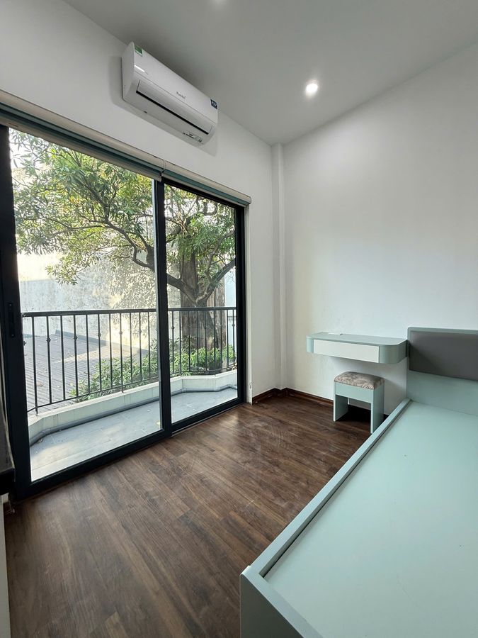 MẶT NGÕ TOÀN THẮNG . SAU NHÀ MẶT PHỐ .ÁNH NẮNG NGẬP TRÀN. NHÀ MỚI ĐẸP. THANG MÁY NHẬP KHẨU