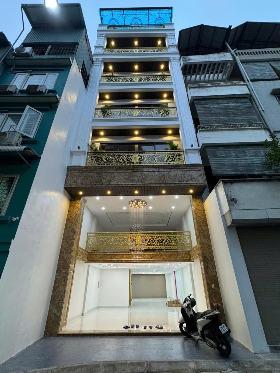 NHỈNH 40 TỶ – TT HAI BÀ TRƯNG – 8 TẦNG THANG MÁY - Ô TÔ VÀO NHÀ - ĐT 92/108M -MẶT TIỀN 6,4M- DÒNG TIỀN KHỦNG