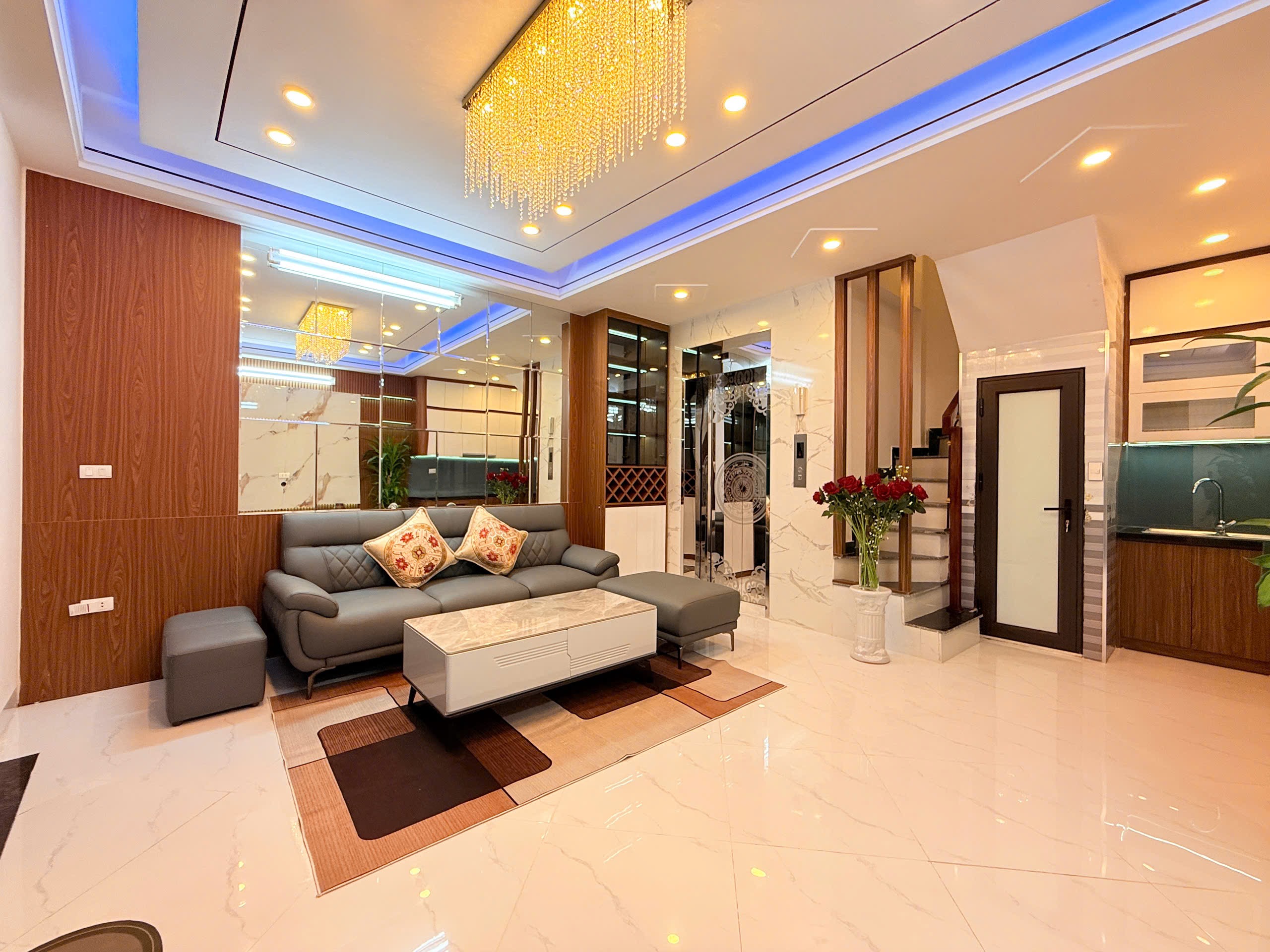 Cần bán nhà 38m, 6 tầng, thang máy, 4 ngủ