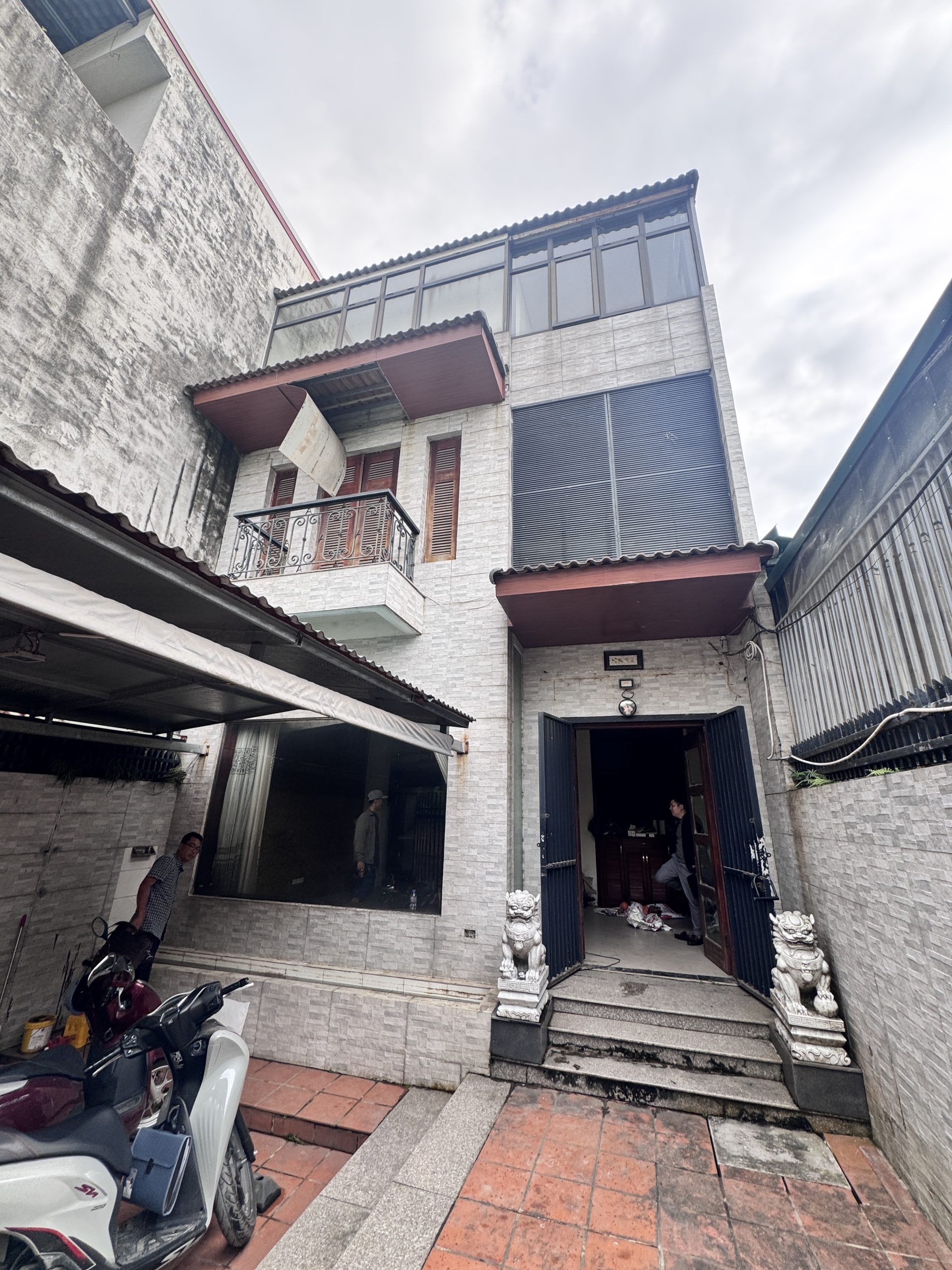 BÁN BIỆT THỰ 3 THOÁNG , SÂN VƯỜN TRƯỚC SAU - LONG BIÊN - Ô TÔ VÀO NHÀ - GẦN PHỐ CHỈ 96 TRIỆU/M