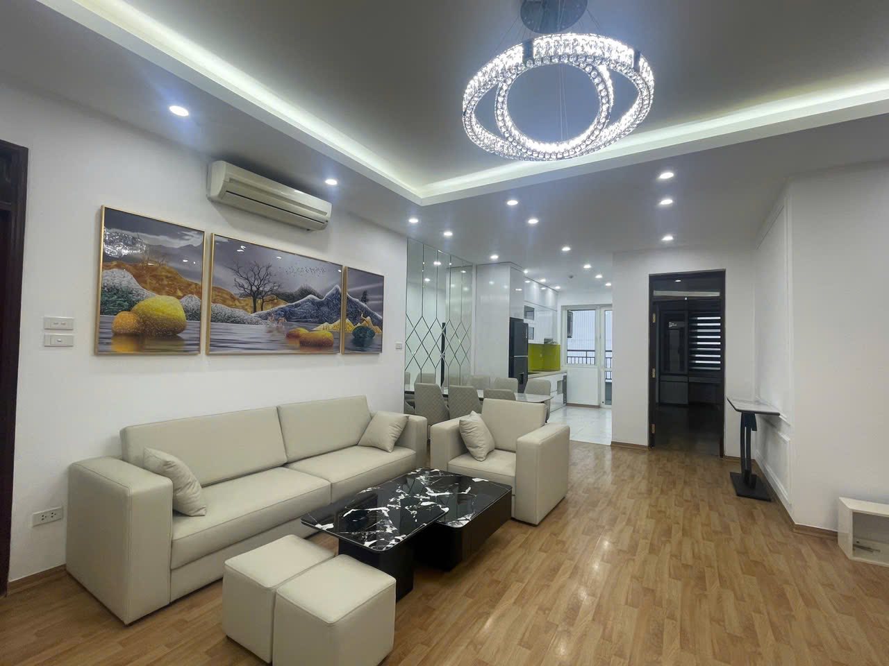 Cần bán gấp siêu phẩm chung cư Vip Cầu Giấy 131m2, 3Pn, full nội thất xịn 12.8 tỷ