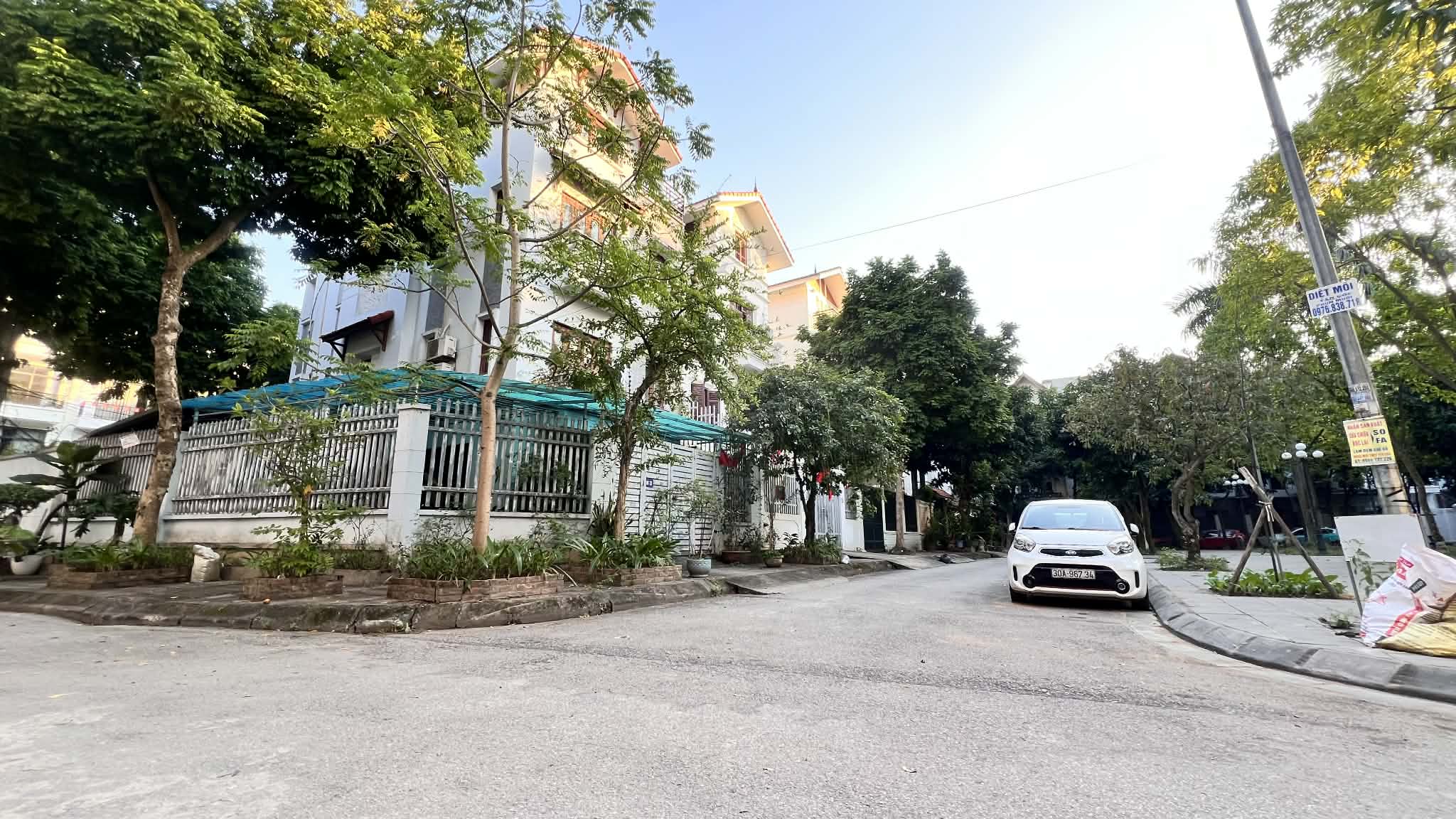 biệt thự lô góc Việt Hưng, vỉa hè rộng, ôtô tránh, view công viên cây xanh