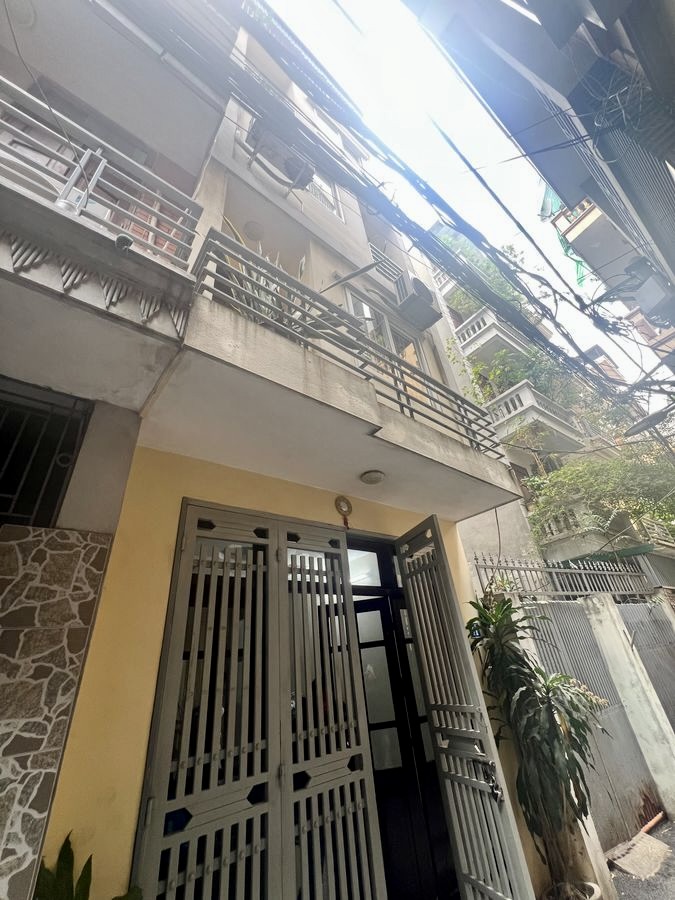 Bán nhà Nguyễn Đình Hoàn, Cầu Giấy, 45m2 x 5 tầng, 6PN, 2 Thoáng, Ngõ Nông, Giá 13.99 Tỷ