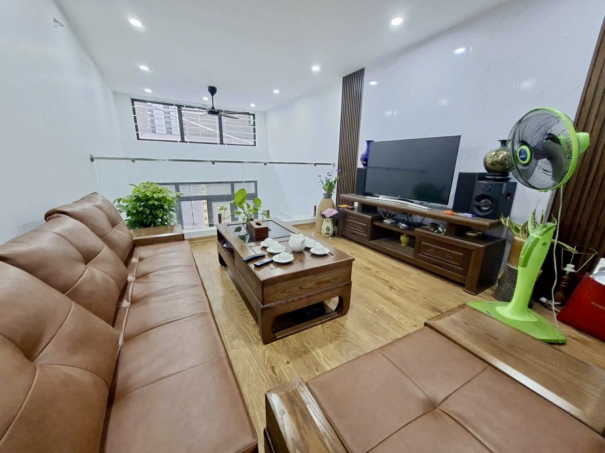 Bán Nhà Nguyễn Lương Bằng, Đống Đa - 33m x 6 Tầng, 4PN, Cách phố 30m, Sổ Đỏ, 15 Tỷ