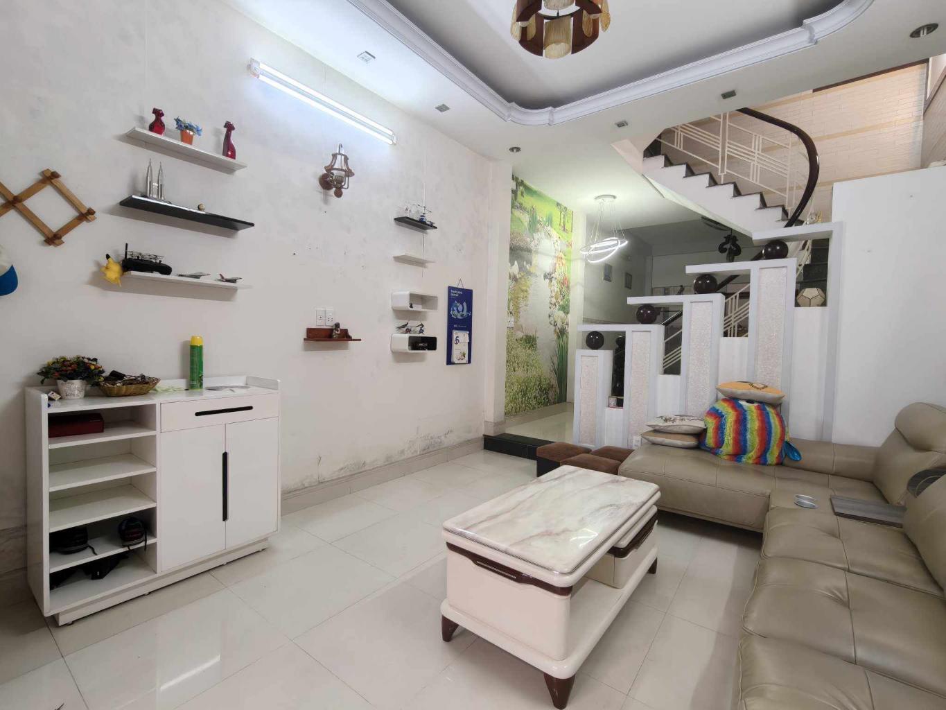 GIÁ TỐT, Nhà Phạm Văn Bạch, 60m2 3 tầng 4PN 4WC, 6.5 tỷ TL 0964364745