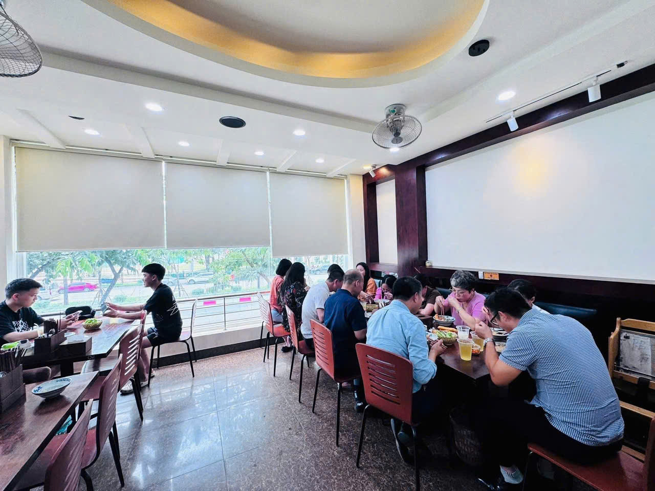 Cho thuê nhà mặt phố Văn Cao, 35m2* 5 tầng Mt 6m KD Spa, hàng ăn, Slon, VP công ty. 35tr