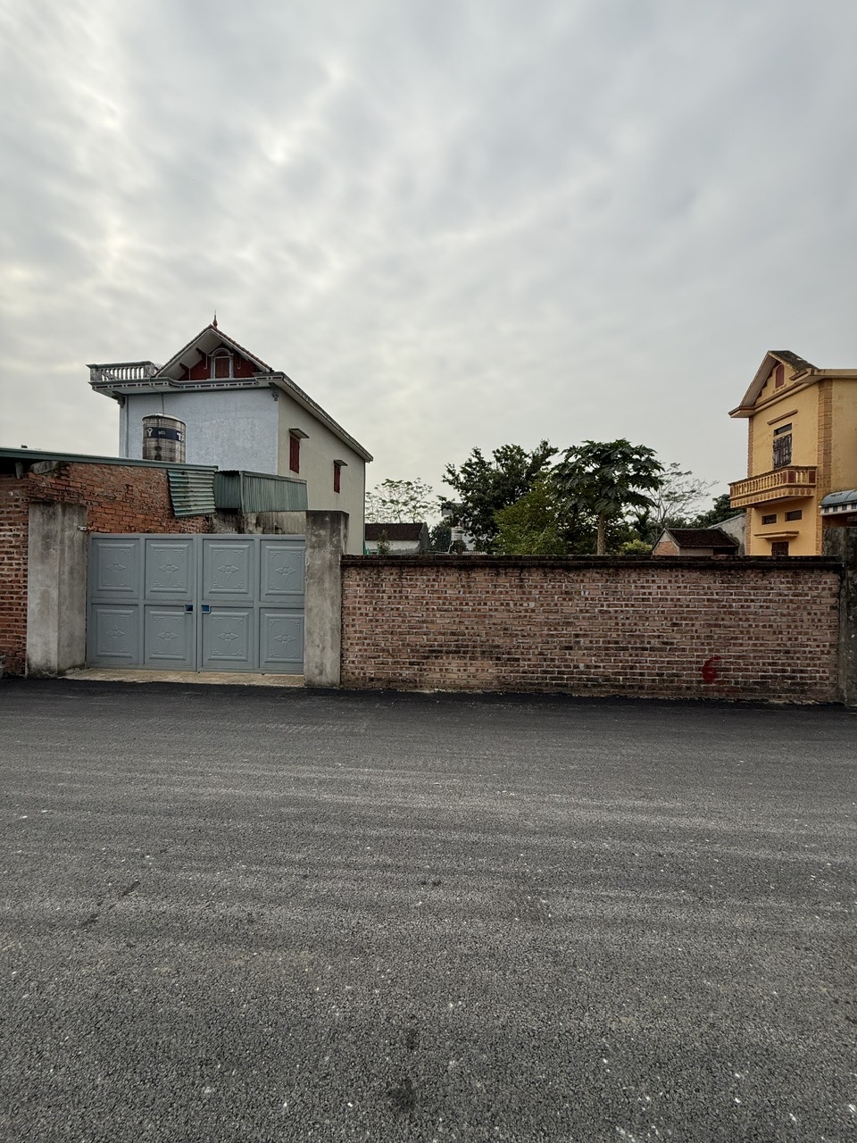 Chính chủ cần bán đất ở thôn 6 Phú Cát đường nhựa, cách mặt đường đôi vành đai KCN 20m, gần Nhà máy in tiền Quốc gia.