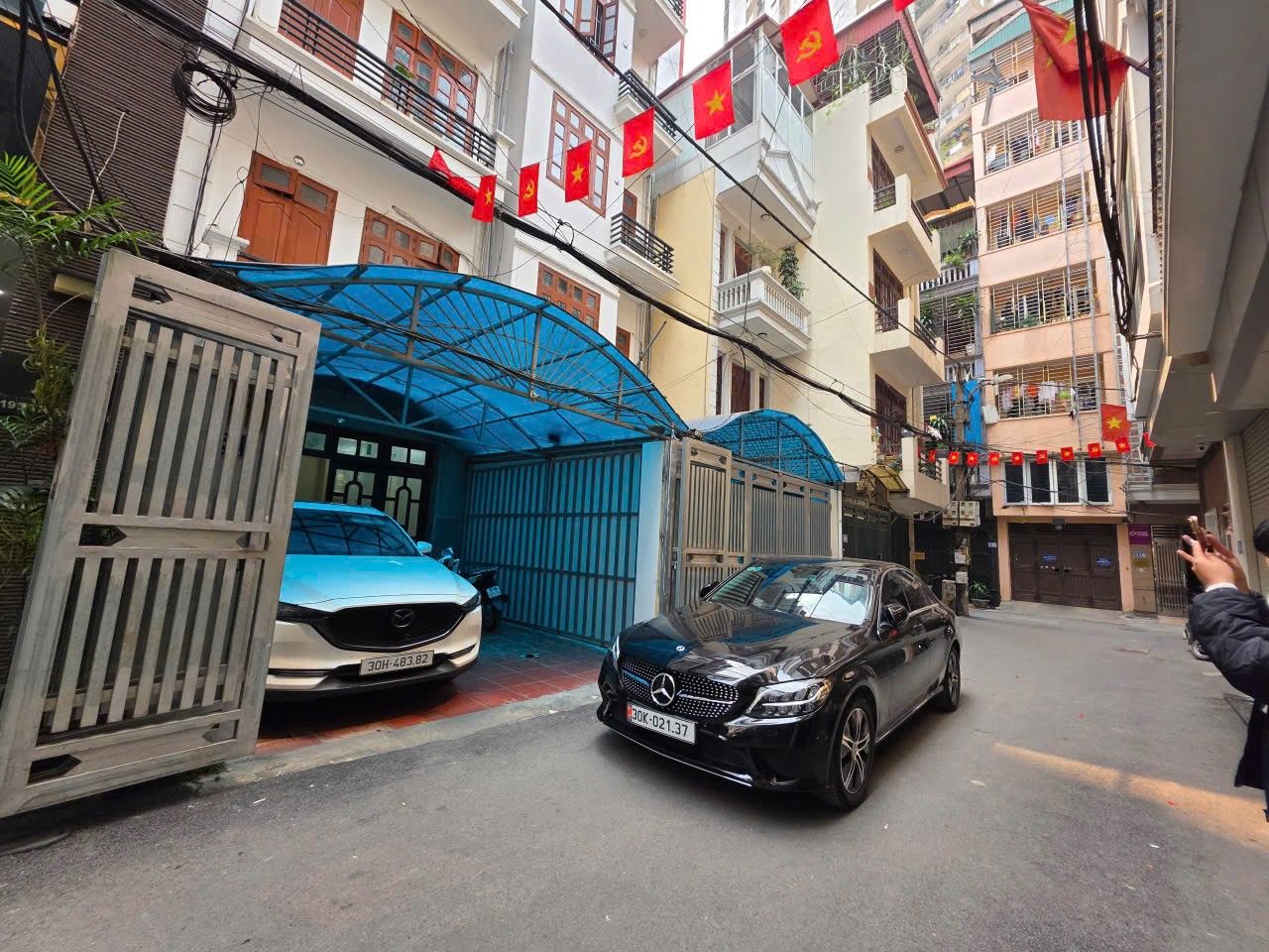 BÁN NHÀ PHÂN LÔ TRUNG KÍNH –CẦU GIẤY NGÕ Ô TÔ TRÁNH – 6 TẦNG – MẶT TIỀN RỘNG – Ô CHỜ THANG MÁY - KINH DOANH DÒNG