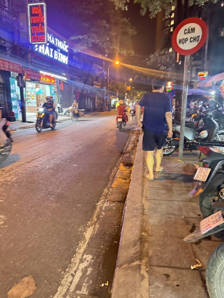 Bán nhà mặt phố Định Công, HN, DT 84m2, 2 tầng, Mt 3.5 m, giá bán 21.2 tỷ Mô tả: ☀️ Nhà mặt phố, đường xe bus chạy, oto tránh, khu vực sầm uất, gần