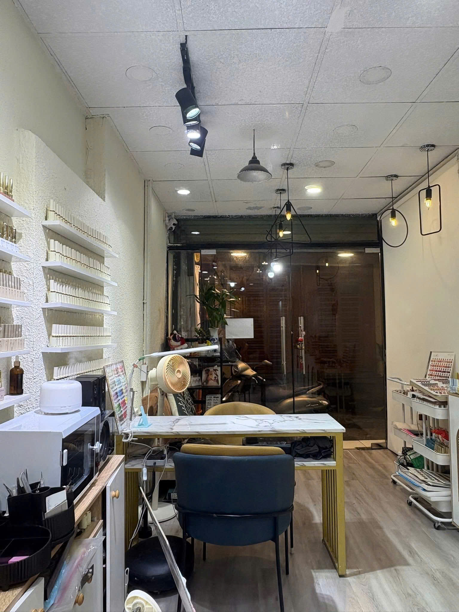 Do chuyển về quận 9 ở lên bt xa quá nên mình sang lại mặt bằng không sang đồ nghề