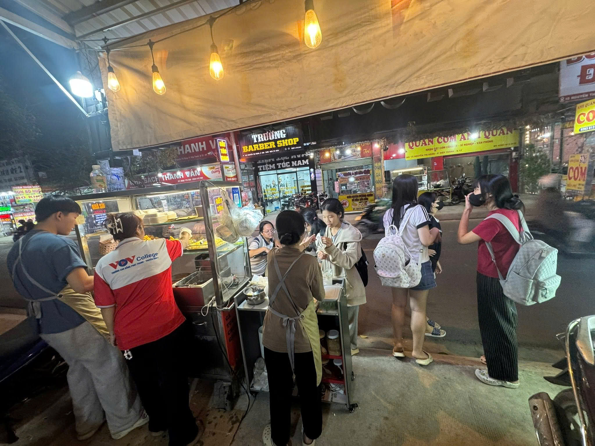 Bận việc gia đình nên sang quán trà sữa ăn vặt có chỗ ở lại