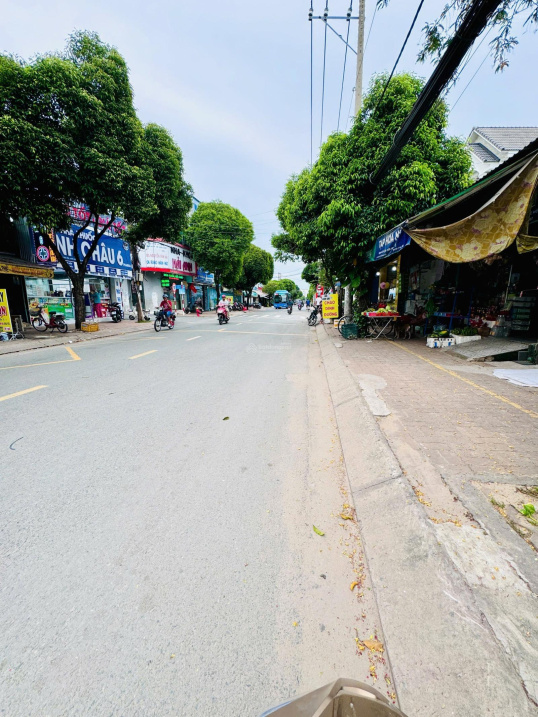 Bán 4 căn ki ốt mặt phố đường Bà Triệu, thị trấn Hóc Môn dt khủng hơn 900m2 giá 62 tỷ