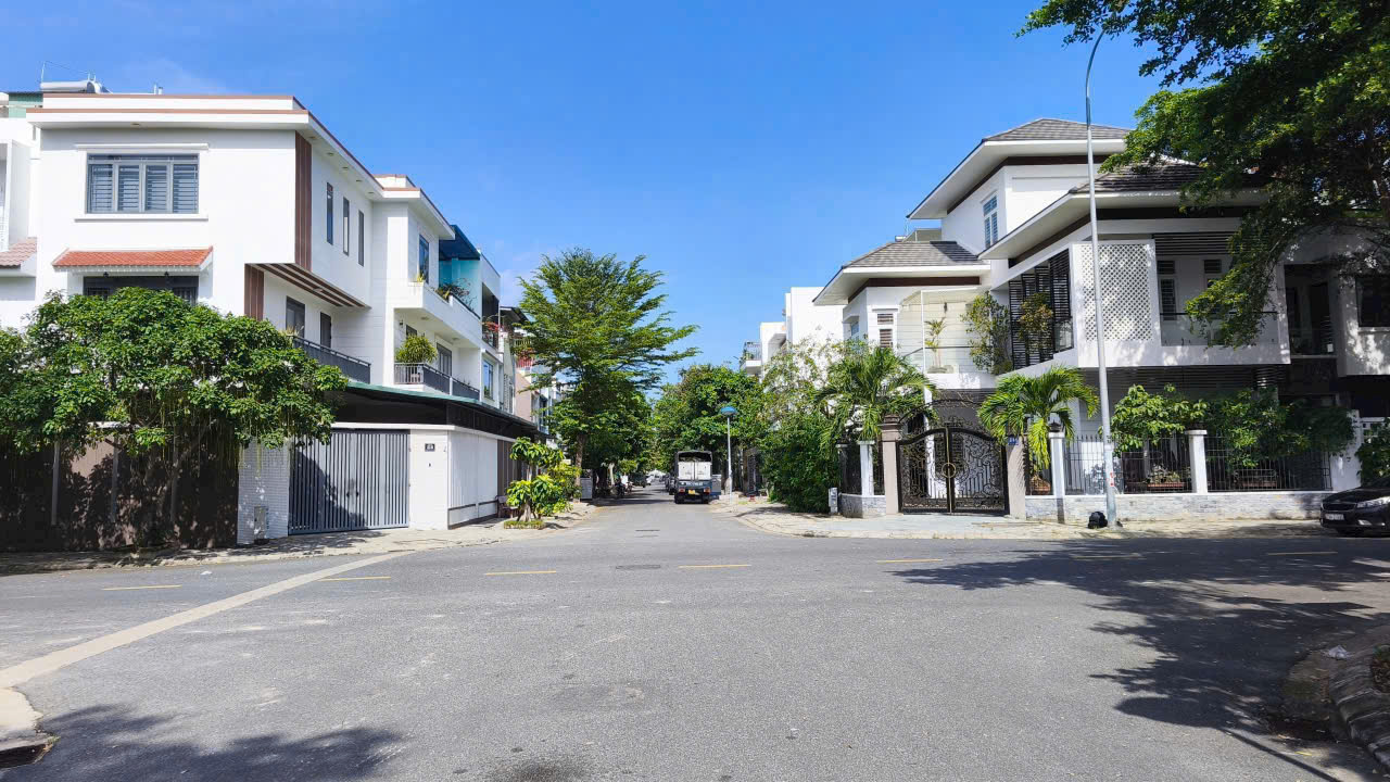 BÁN ĐẤT 2 MẶT TIỀN ĐƯỜNG KĐT MỚI PHƯỚC LONG - NAM NHA TRANG - Diện tích 163m2 full ODT - Ngang ôm góc 10.7m. Hướng