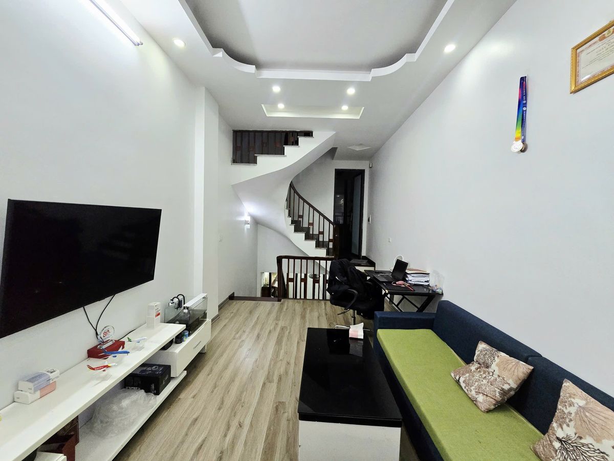 Bán Nhà Lạc Long Quân. Tây Hồ. DT 34m2. MT 3.4m. 5 Tầng. Giá 9.2 Tỷ.