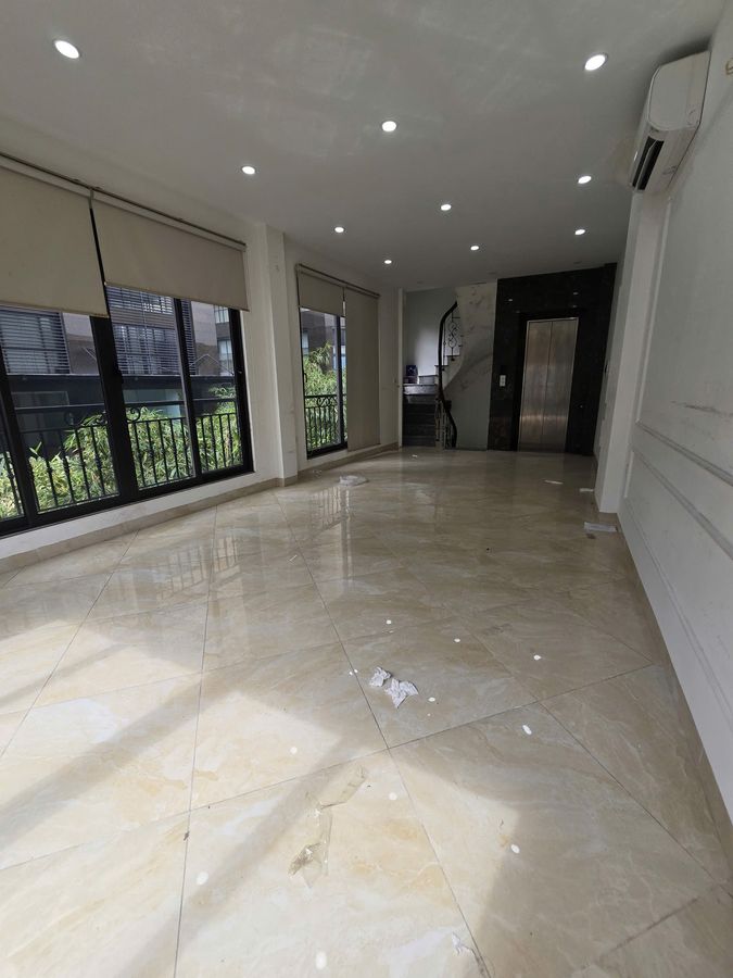 Bán Nhà Mặt Phố Láng Hạ. Đống Đa. Thang Máy. Lô Góc. Ô Tô. Vỉa Hè. DT 35m2. Giá 20.4 Tỷ