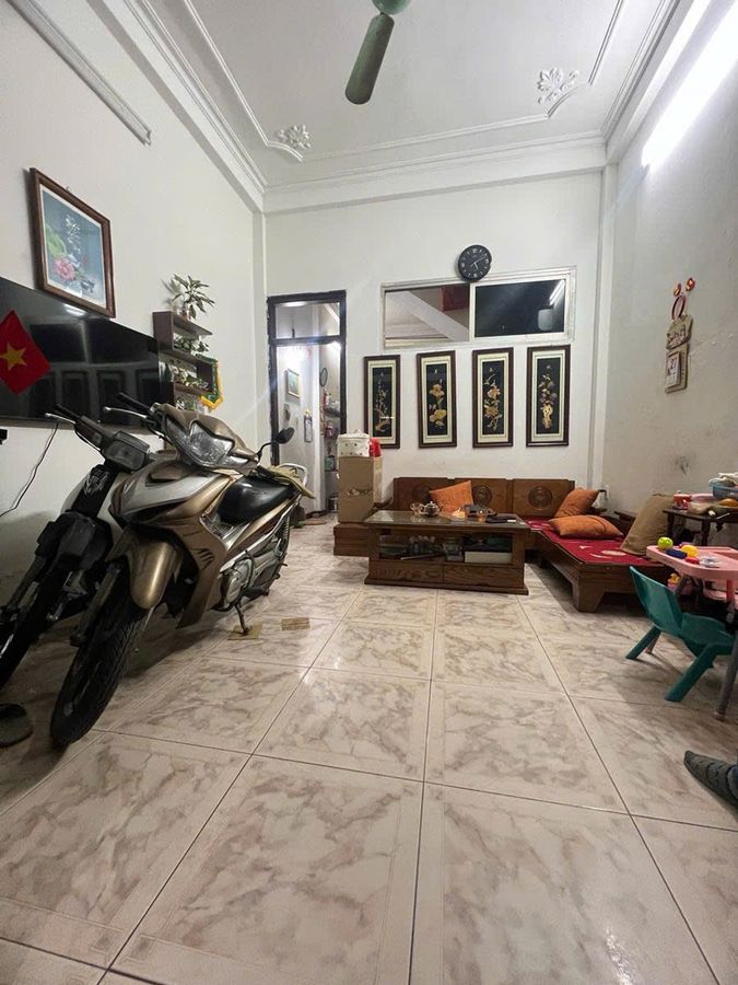 Bán Nhà Hào Nam. Đống Đa. DT 46m2. MT 3.8m. 4 Tầng. Giá 12.7 Tỷ.