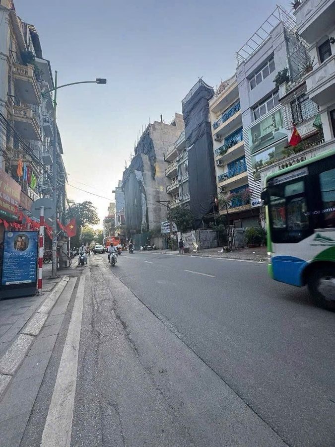 Bán Nhà Mặt Phố Giảng Võ. Đống Đa. 5 Tầng Thang Máy. Ô Tô. Vỉa Hè. DT 98m2. Giá 40.8 Tỷ