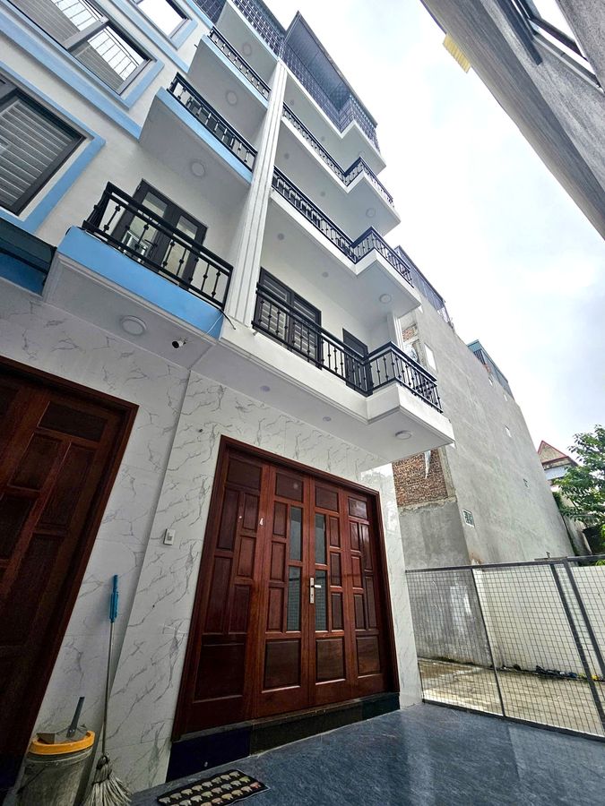 BÁN NHÀ MỚI FULL NỘI THẤT LÔ GÓC Phố Nguyễn Văn Linh 42m2 5 Tầng X 7,9 tỷ.