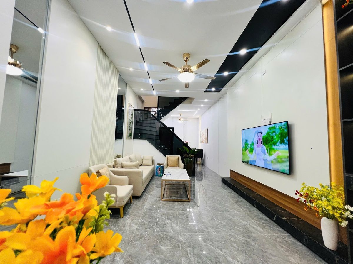 BÁN NHÀ PHỐ HOÀNG VĂN THÁI – Ô TÔ VÀO NHÀ – NHÀ MỚI ĐẸP – Ở NGAY – 15.6 TỶ