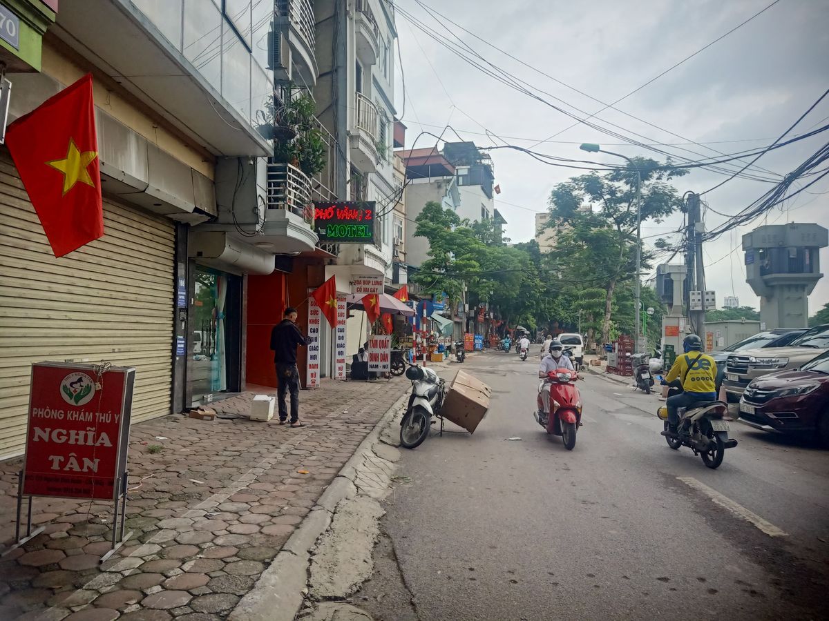 Bán Nhà Mặt Phố Nguyễn Đình Hoàn. Cầu Giấy. Ô Tô. Vỉa Hè. DT 133m2. Giá 35.3 Tỷ