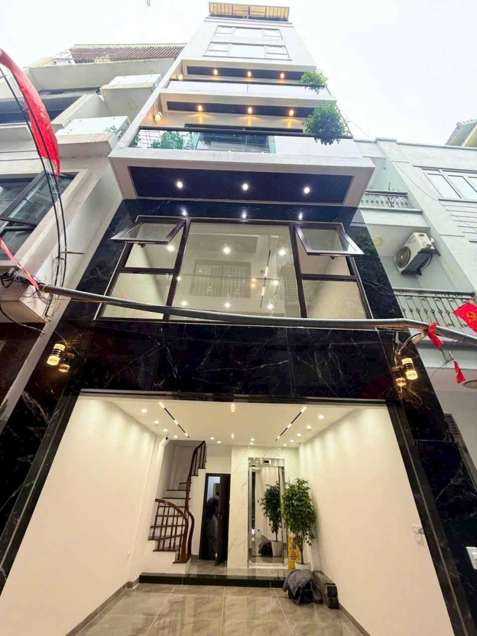 Siêu phẩm hiếm phố Gia Quất nhà 8 tầng mới đẹp, nội thấp cao cấp ô tô vào nhà vị trí đắc địa