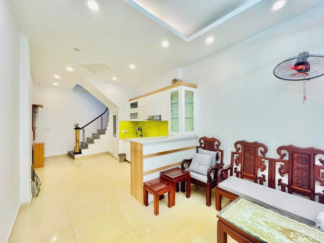 Bán Nhá Ngõ Văn Hương 38m2. 5 tầng. mặt tiền 3.2m. giá 8.5 Tỷ Đống Đa Hà Nội