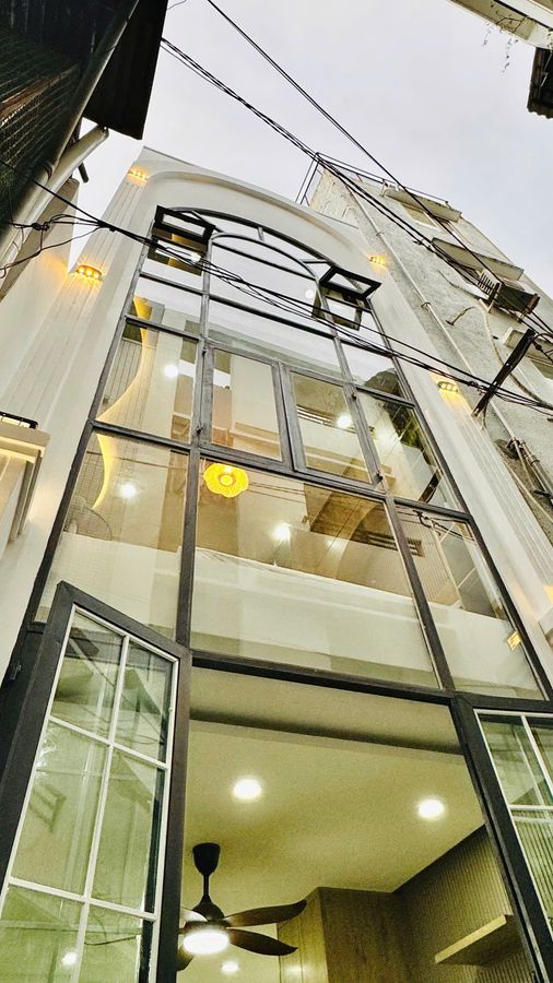 Bán nhà Huỳnh Văn Bánh, Phú Nhuận – khu trung tâm sầm uất, 1 trệt 2 lầu đầy đủ nội thất mới 100%, gía 4,68 tỉ